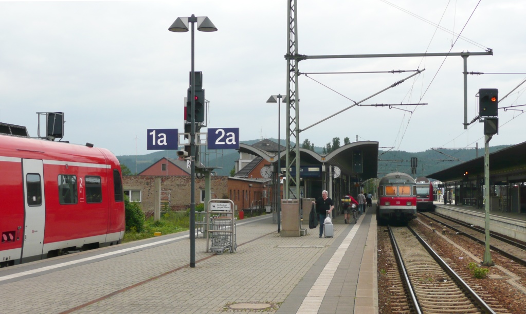 Elf Jahre spter steht 612 562 vor dem Hauptsignal, das den Bahnsteig von Gleis 1 in zwei Haltepltze teilt. (Blick nach Norden am 3.8.11)