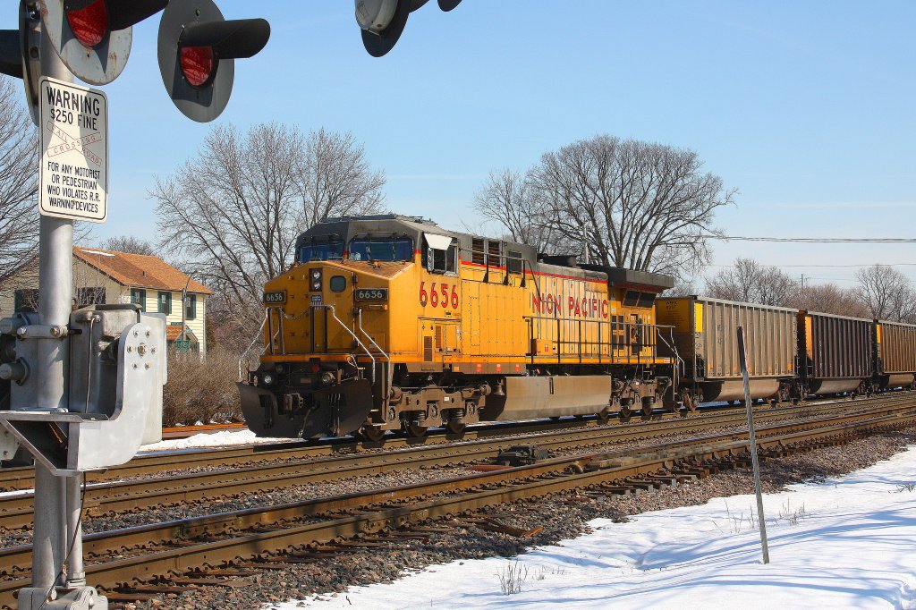 Elmhurst, Chicago: ein Kohlenzug, 168 Waggons lang, ca. 21000tons schwer wird von UP 6656, GE C45CCTE, nachgeschoben - 08/03/13