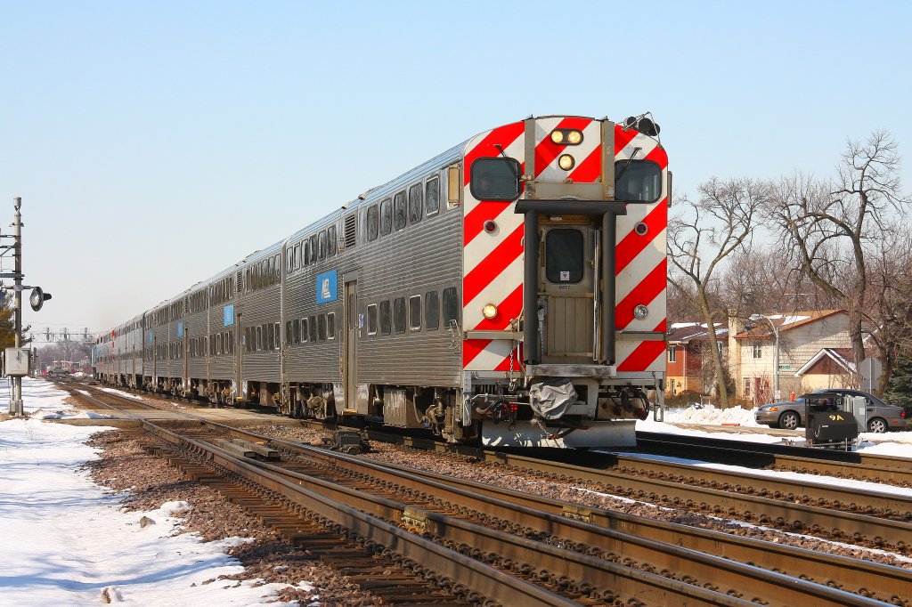 Elmhurst, Chicago: ein Metra-Zug rauscht Steuerwagen voraus vorbei - 08/03/13