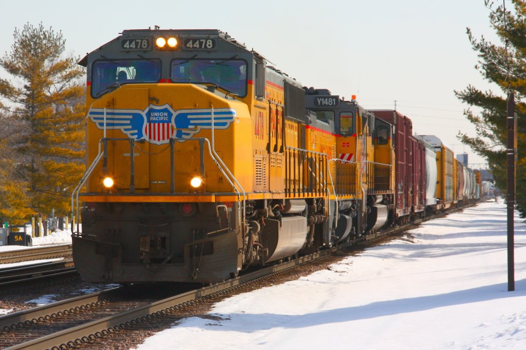 Elmhurst, Chicago, Zufahrt zum Verschiebebahnhof  Global 2  der Union Pacific : die schon etwas ltere, aber (fr UP-Verhltnisse) ziemlich saubere 4478 (EMD SD70M) fhrt einen Transfer - 08/03/13