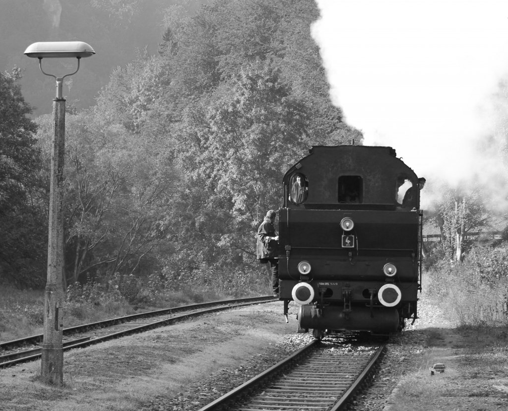 ELNA 6 der DFS (Dampfbahn Frnkische Schweiz) setzt in der Endstation Behringermhle um, um die Rckfahrt in Richtung Ebermannstadt anzutreten.
Aufgenommen am 30.09.2012
