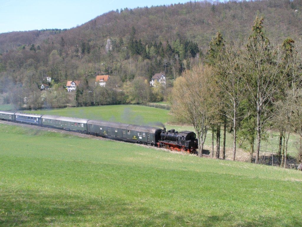 Elna 6 der DFS mit ihrem Sonderzug der UEF am 24.4.2010 Kurz hinter der Neidekbrcke bei Streitberg 