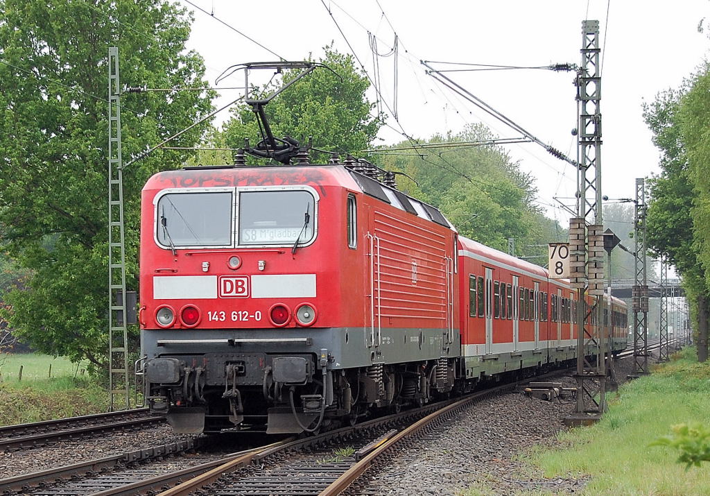 Elok 143 612-0 schiebt hier den Zug aus dem Bahnhof Kleinenbroich. 8.5.2010