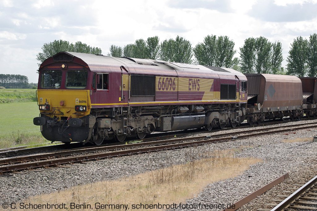 Ely, EWS 66096 mit Gterzug auf die Ausfahrt wartend, 09. Mai 2011