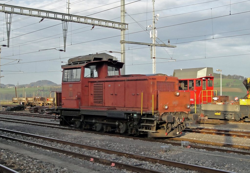 Em 3/3 18825 wurde am 07.04.10 als Gterwagen-Abhollokomotive Palzieux-Moudon eingesetzt. Am Morgen stand sie vor dem Aufbruch in Palzieux.
