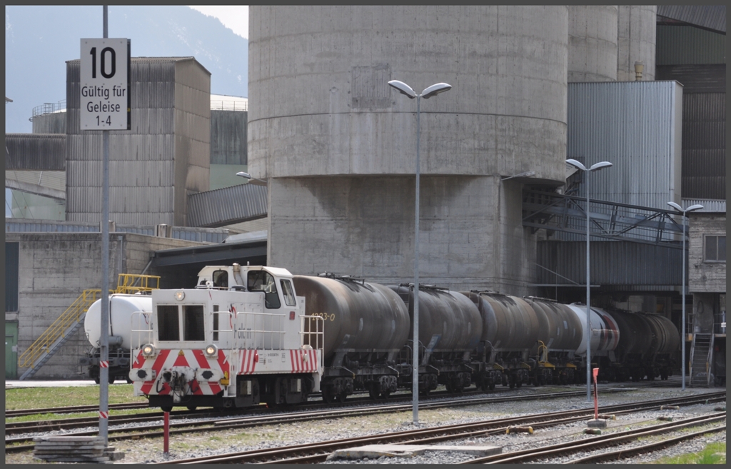 Em 9885 5847 011-4 der Holcim Zementwerke in Untervaz-Trimmis. Die Lok rangiert jetzt Normalspurwagen im Werksgelnde. (ab der Strasse fotografiert) (29.03.2012)
