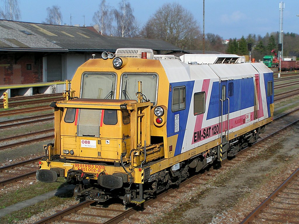 EM-SAT120; SKL X 651.002-8 (99819163502-3) wartet mit seiner Dienstmasse von 49Tonnen am Bhf. Ried auf weitere Einstze;110405
