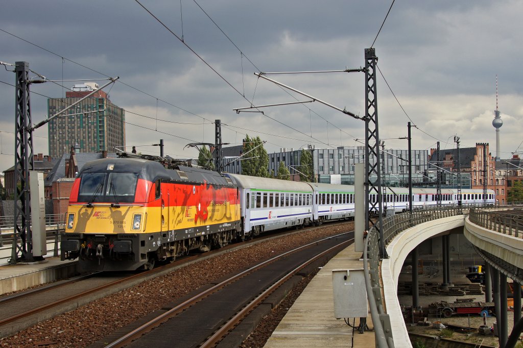 EM-Werbelok 5 370 005 ,,Deutschland'' bei der Einfahrt in den Berliner Hauptbahnhof am 22.09.2012.