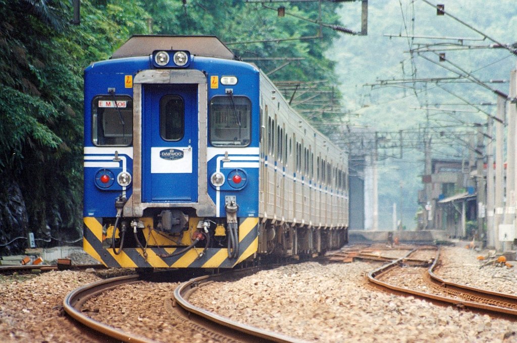 EM506 am 21.Mai 2005 kurz vor der Sandiaoling Station.