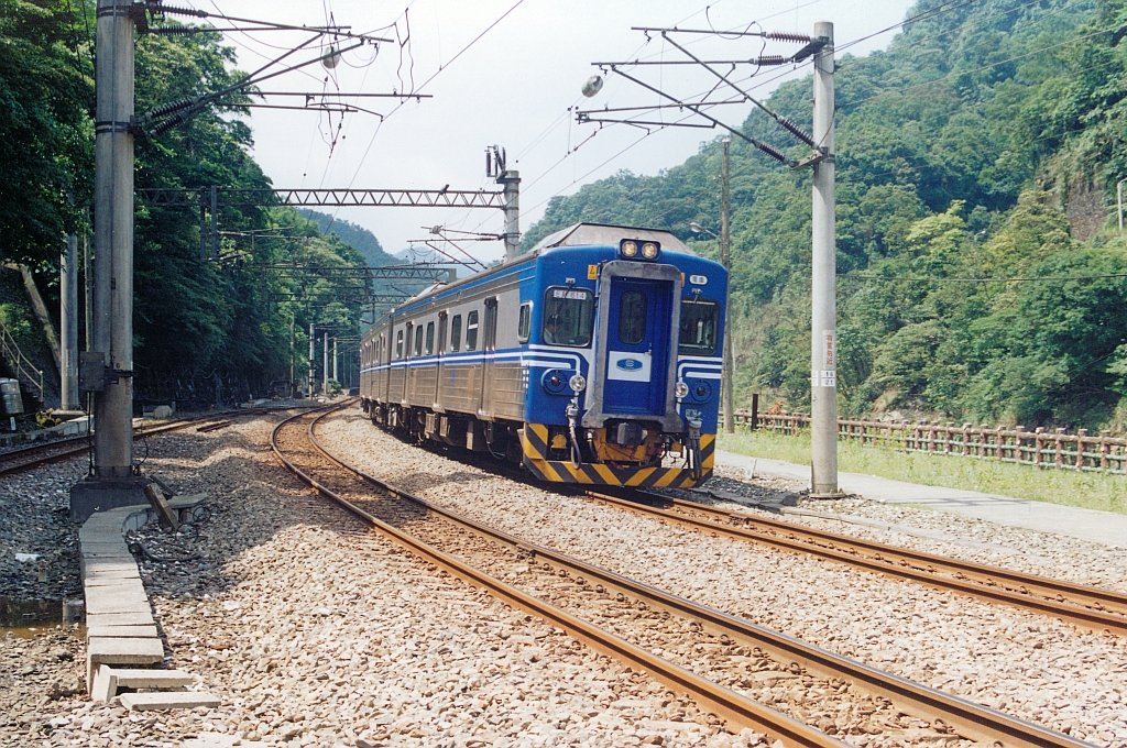 EM614 am 21.Mai 2005 kurz nach der Sandiaoling Station.