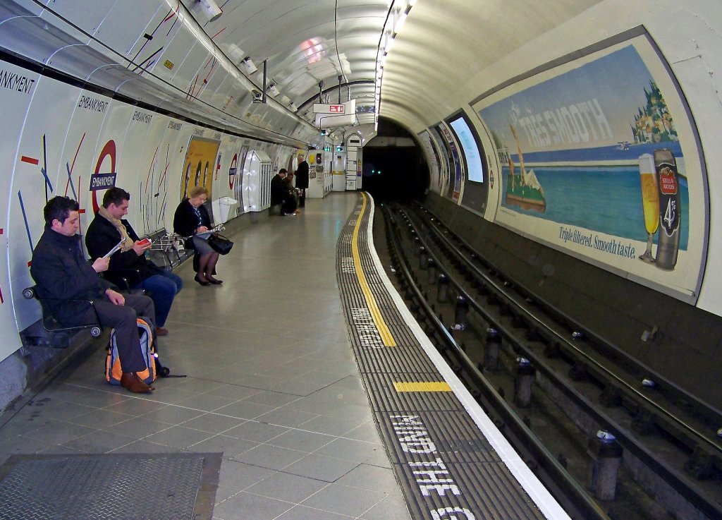 Embankment Station, 16.3.010. Gelegen an der Circle Line, der District Line, der Bakerlo Line und der Northern Line. An der Bahnsteigkante sieht man aufgeschrieben  Mind the Gap . Dieser kultigste aller U-Bahn-S�tze hei�t soviel wie  Beachten Sie die L�cke  (zwischen Zug und Bahnsteig), in Deutschland w�rde man wohl (viel l�nger) sagen  Bitte achten Sie auf die H�he der Bahnsteigkante! . �brigens ist Embankment die Ursprungs-Station von  Mind the Gap !
