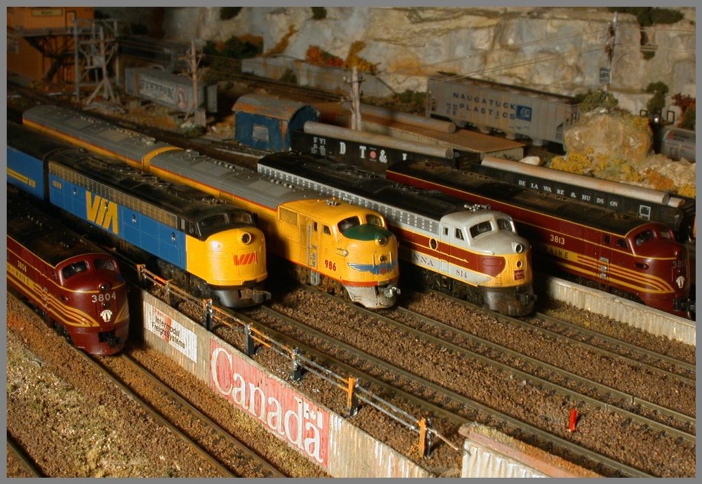 EMD E7 3804 Boston&Maine >Modell Life Like<
EMD E8/9 1899 Via Rail >Modell Kato<
EMD E7 986 Union Pacific >Modell Life Like<
EMD E8 814 Lackawanna >Modell Life Like<
EMS E7 3813 Boston&Maine >Modell Life Like<
(29.11.2009)
