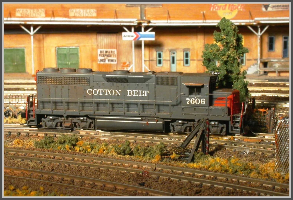 EMD GP 40 Cotton Belt 9606 steht vor dem Depot Mojave. (27.11.2010)