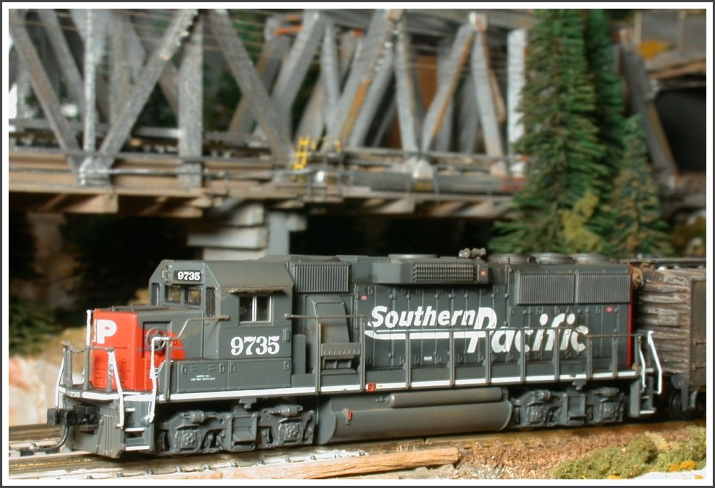 EMD GP60 9735 Southern Pacific im Anschlussgleis der Monarch Mine. Modell: Life Like (07.01.2010)
