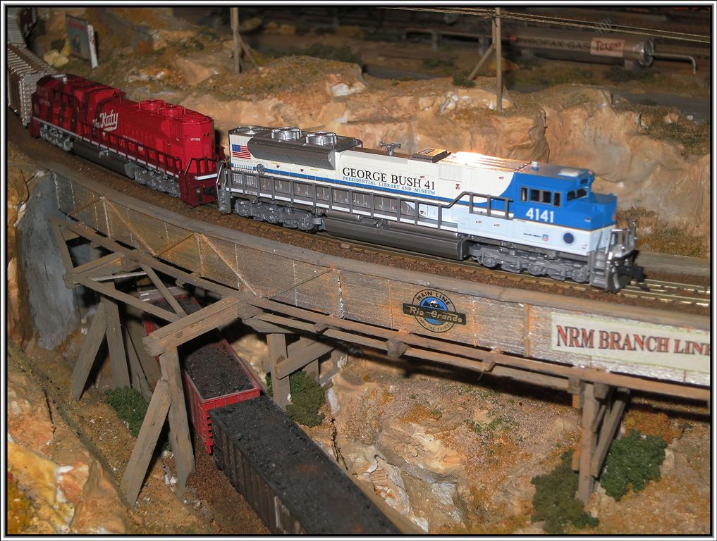 EMD SD 70MAC ACe 4141 im Airforce One Look zieht zusammen mit der 1988  The Katy  einen Gterzug nach Flagstaff. (09.02.2013)