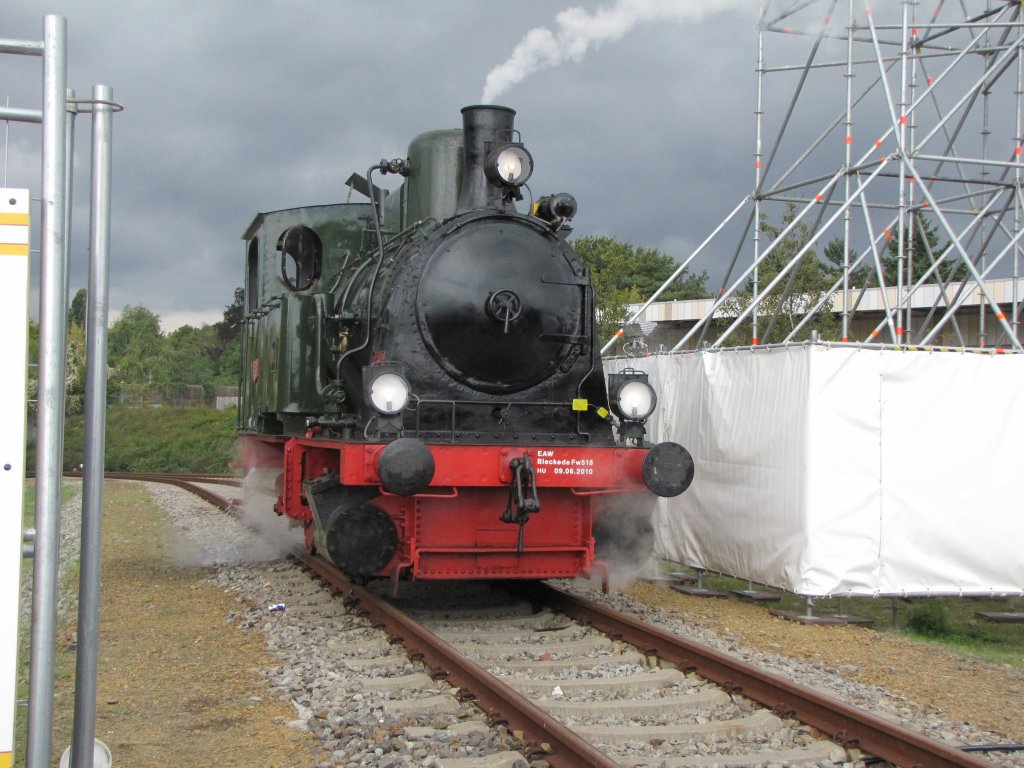  Emma  die Leihgabe des Firmeninhabers der Firma Wiebe macht hier  Scheinanfahrten auf der Innotrans 2010 am 21.09.2010