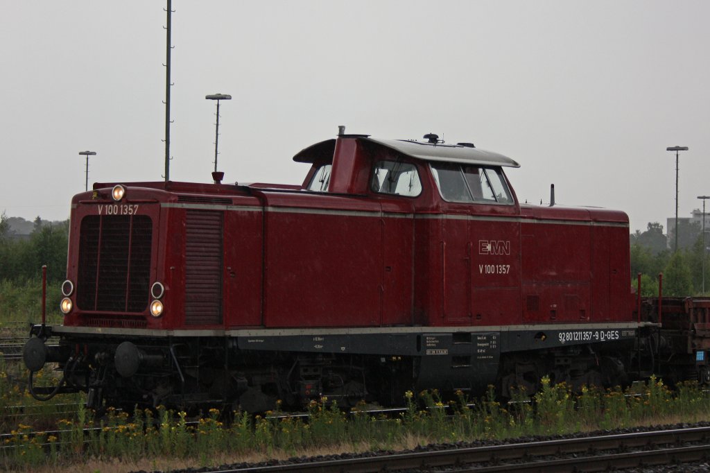 EMN bzw GES V100 1357 am 13.6.11 beim rangieren im strmenden Regen in Duisburg-Bissingheim.