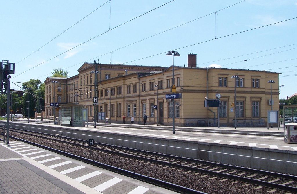Empfangsgebude Bf.Wittenberge, Baujahr 1846 mit spterer Erweiterung im Nordteil. Aufgenommen 6.7.2013.Das Bild zeigt die  Berliner  Seite (Ostseite) , Ansicht von Norden. Das Gebude ist im ueren wenig durch moderne Zustz verschandelt worden, steht heute leider  teilweise leer, einschlielich eines groen Wartesaales mit klassizistischen Stilelementen an der Decke. 