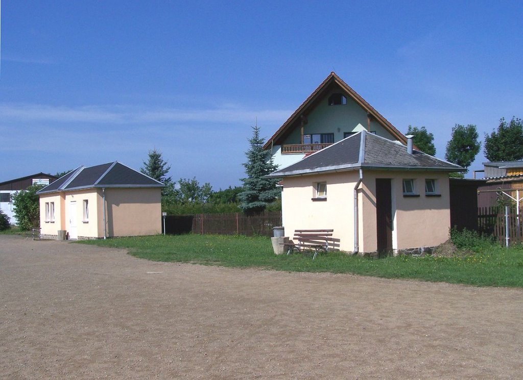 Empfangsgebude Colmnitz und Abtritt, in sehr gutem Zustand am 4. 8. 2010. Der aufgebockte Wagenkasten, der von Klingenberg-Colmnitz kommend an der stlichen Einfahrt gestanden hat, soll an die Niederlande verkauft und abtransportiert worden sein, zu welchem Zwecke auch immer...