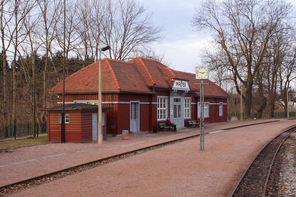 Empfangsgebude des Bahnhofes Malter, aufgenommen am Nachmittag des 31.12.2012 von der Plattform des letzten Waggons von P5006 in Fahrtrichtung Dippoldiswalde.