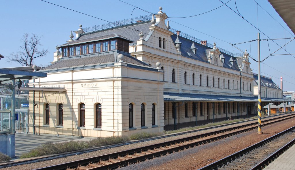 Empfangsgebude des Bahnhofes Ostrava-Svinov (ehem. Schnbrunn – Svinow; Svinov-Vtkovice/Schnbrunn-Witkowitz; Ostrava-Poruba) an der Kaiser-Ferdinands-Nordbahn, Rekonstruktion zwischen 2004 und 2006; 18.04.2012 