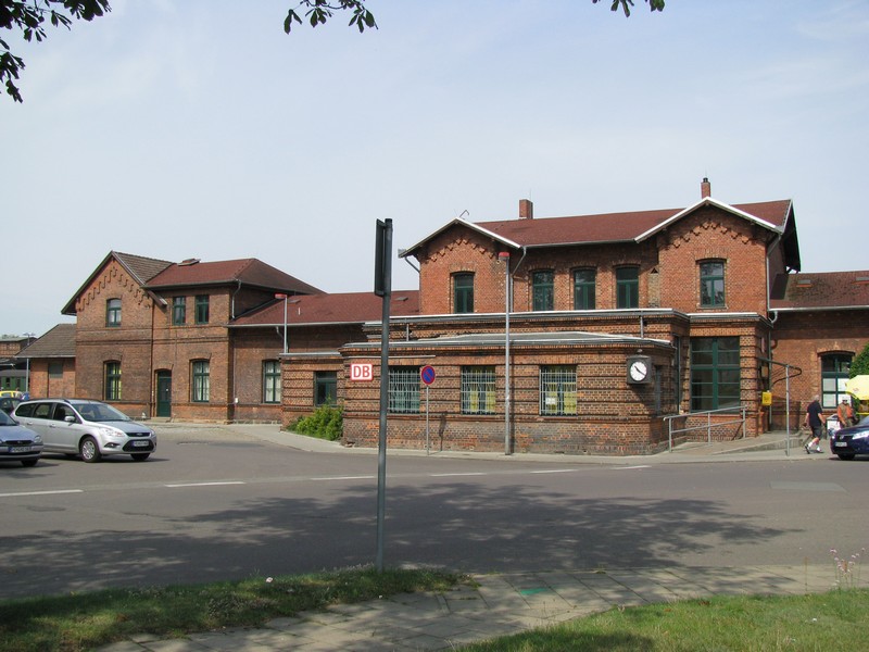 Empfangsgebude des Bahnhofes Parchim vom Vorplatz gesehen, 02.08.2009