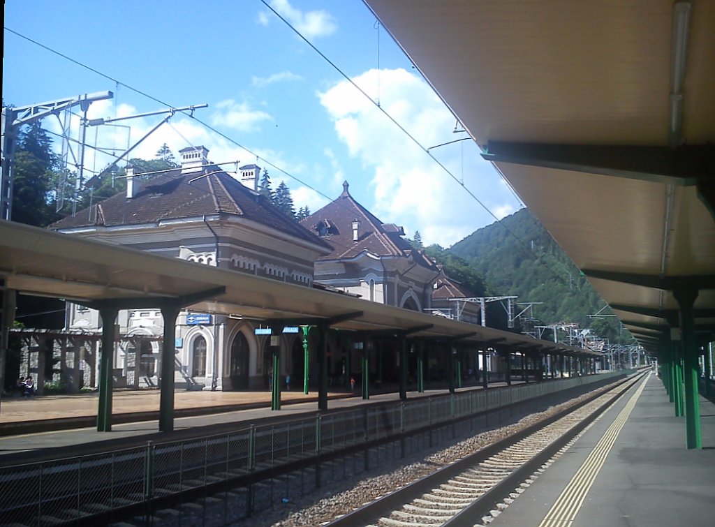 Empfangsgebude des Bahnhofs Sinaia am 16.06.2013, gesehen von Gleis 3.