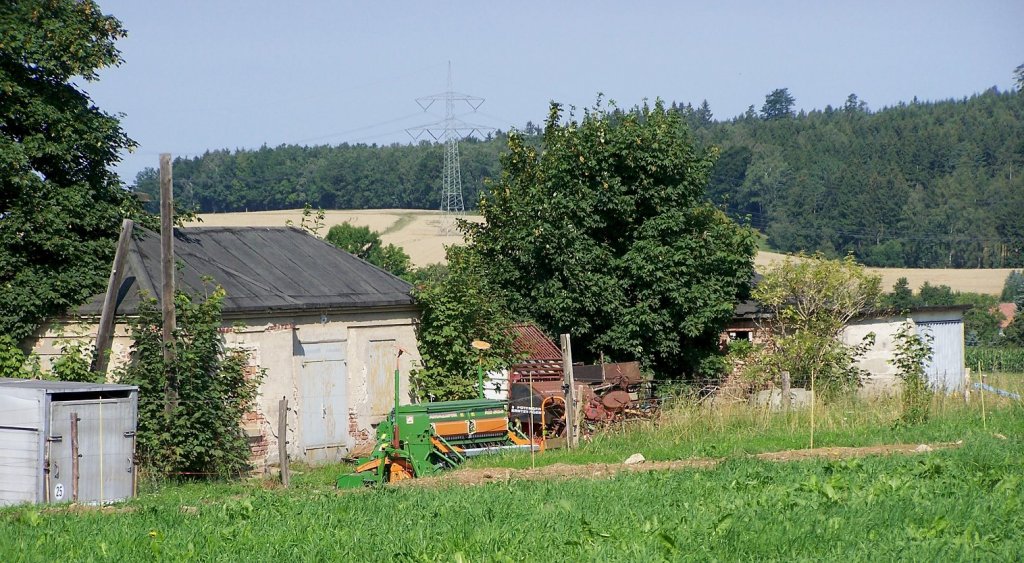 Empfangsgebude Htp. Niedercolmnitz und (gedeckt) Abtritt in einem wesentlich schlechteren u$eren Zustand als in den angehenden Zweitausendern von stillgelegt.de gesehen, jetzt am 4. 8. 2010.