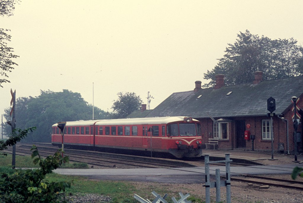 En Triebzug (Ym + Ys) der HHJ, Hads Ning Herreders Jernbane (Odderbanen), hält am 13. September 1974 in Mårslet (HHJ-Bf Maarslet).
