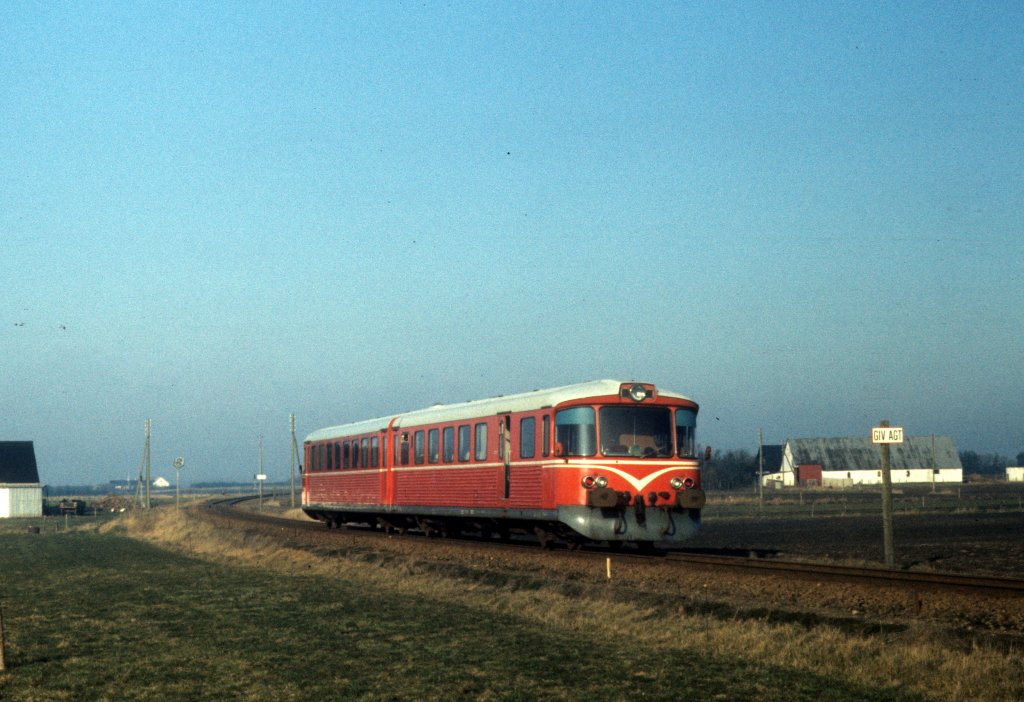 En Zug der HP, Hjørring Privatbaner (Hirtshalsbanen), befindet sich am 24. Februar 1975 in der Nähe von Ravndrup zwischen Hjørring und Hirtshals.