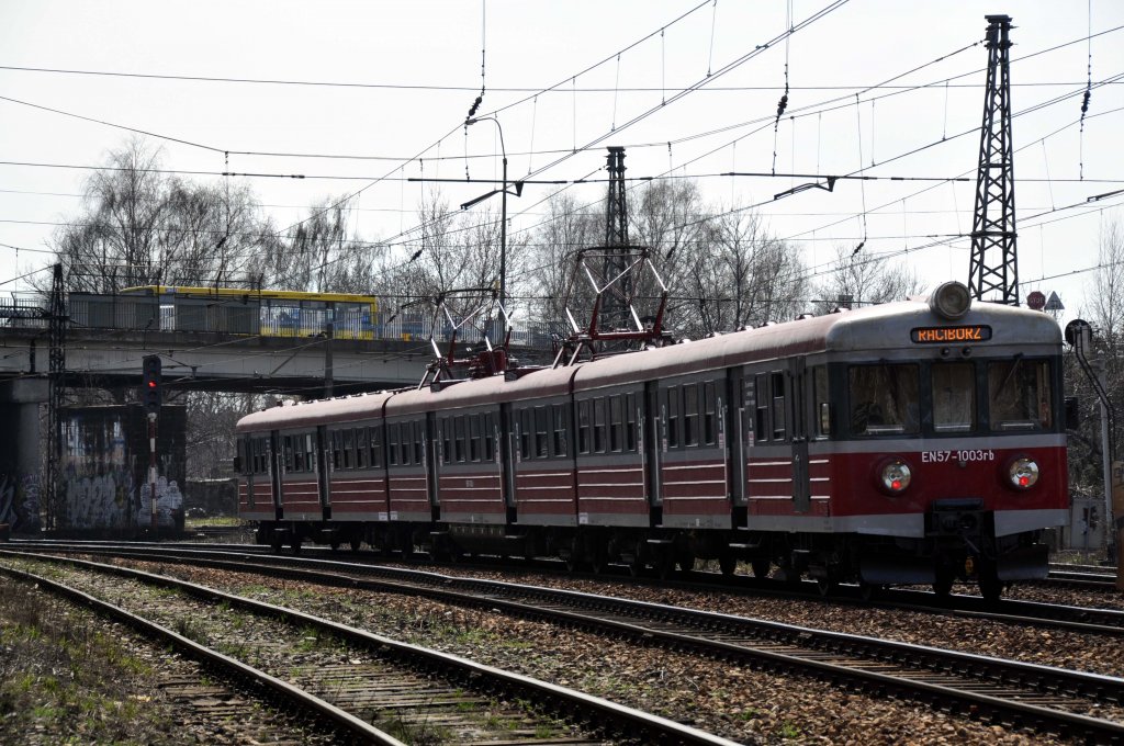 EN57 1003 vor dem Einfahrsignal aus Richtung Katowice, von Katowice-Ligota welches  S1  zeigt (Polnisches Hp0) (10.04.2012)