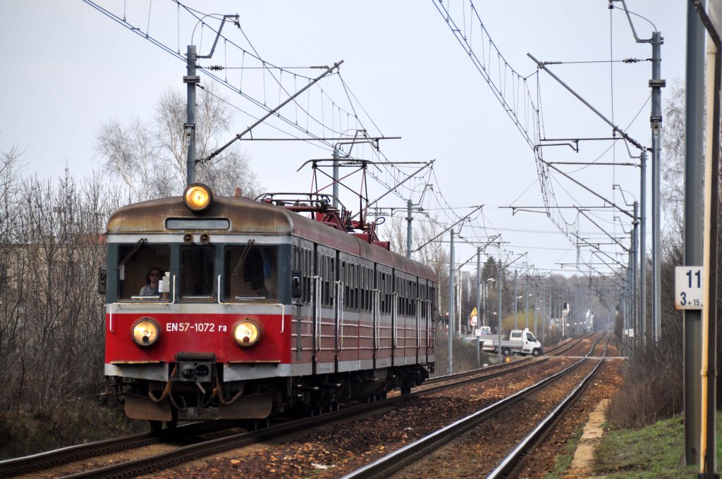 EN57 1072 mit einer Regionalbahn nach Zwardoń bei Katowice Podlesie (11.04.2012)