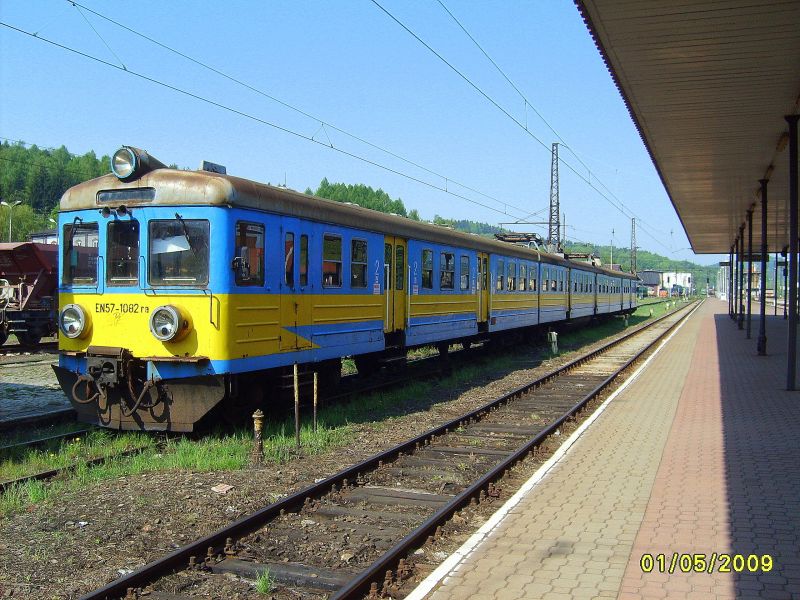 EN57-1082 in Walbrzych (Walburg) 1.5.2009