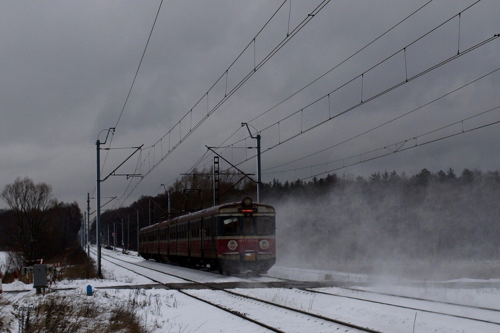 EN57-1134 PKP PR als der Zug Regio 718 Żywiec-Katowice bei Tichau am 14.01.2012
