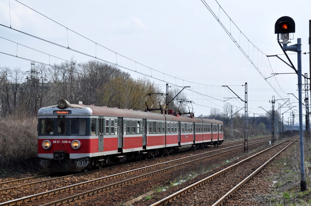 EN57 1258 mit einer Regionalbahn bei Katowice-Załęże aus richtung Katowice in richtung Chorzw(Knigshtte) (14.04.2012)
