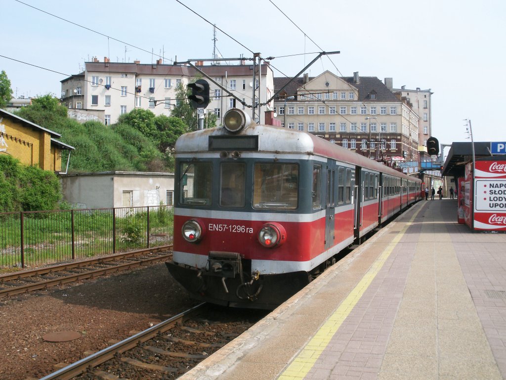 EN57-1296 am 14.Mai 2011 im Bahnhof von Szczecin Glowny.