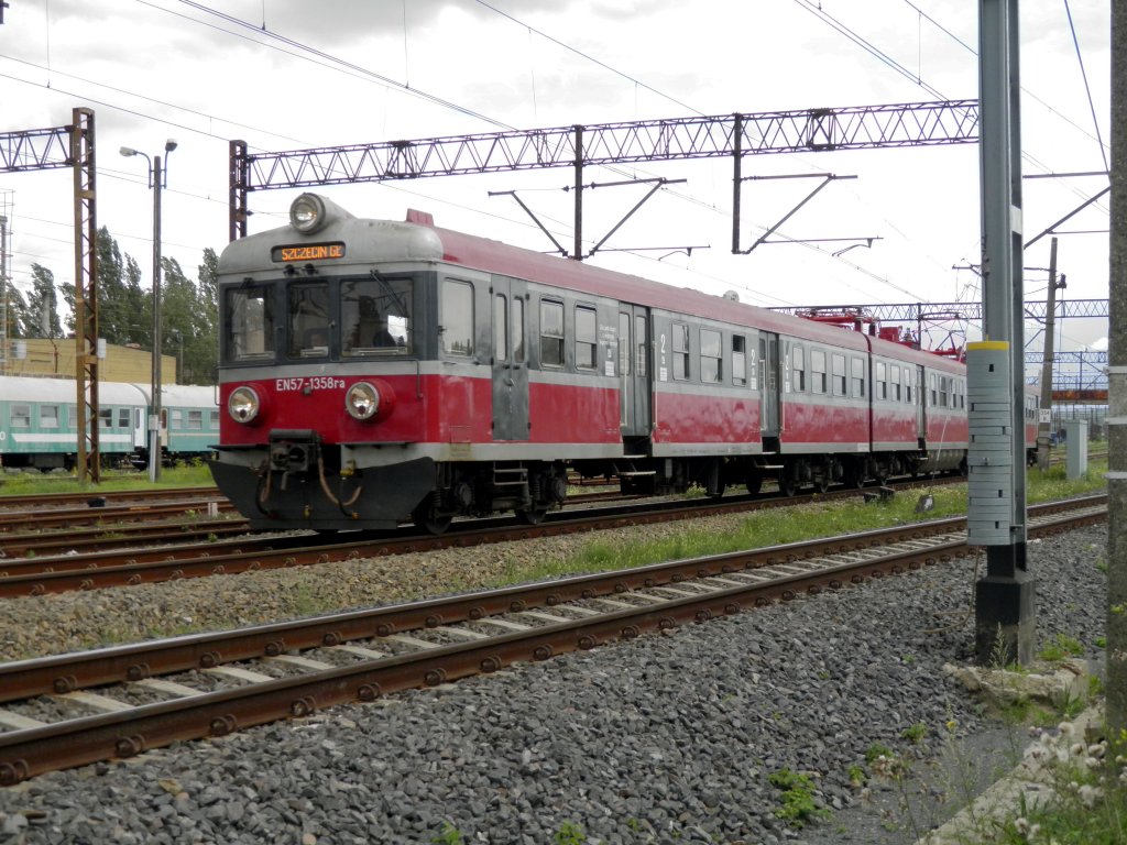EN57 1358 in Szczecin Port Centralny (09.08.11)