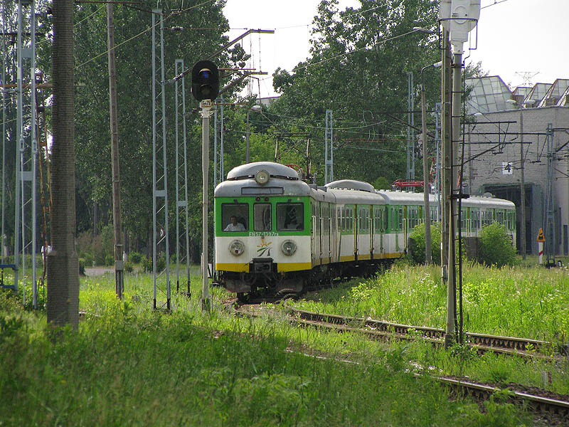 EN57-1397 + EN57-1599, kurz nachdem er den Betriebshof Warszawa Grochw verlassen hat (13.06.2010).