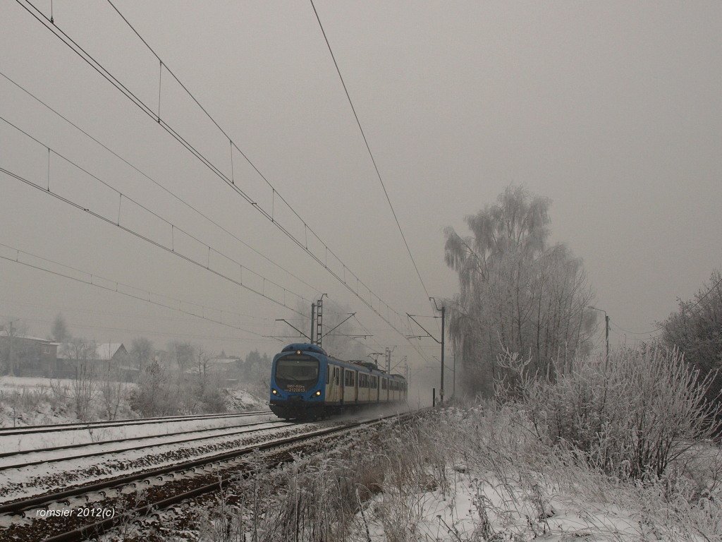 EN57-1533 Schlesische Bahnen bei Tichau(Oberschlesien)am09.12.2012