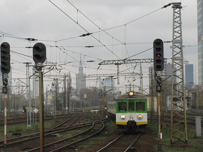 EN57-1593 als KM-1593 nach Skierniewice ereicht den Bahnhof Warszawa Zachodnia