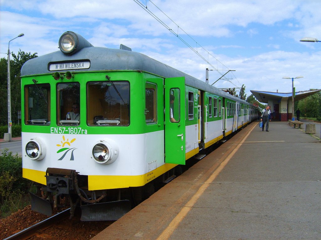 EN57-1607 in Zabki. Nchster Halt des Zuges ist die Endstation  Warszawa Wilenska . (8.7.2007)