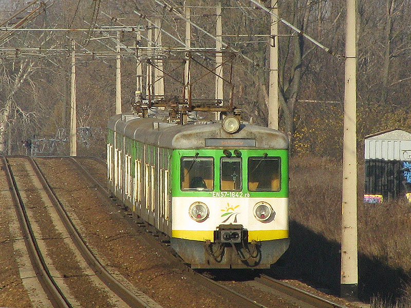 EN57-1642 als KM-451 nach Łowicz Głwny in Warszawa Ursus Płnocny am 31.10.2010