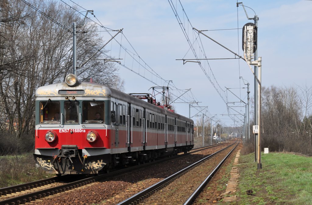 EN57 1680 mit einer Regionalbahn aus Katowice nach Żywiec bei Katowice Podlesie (11.04.2012).