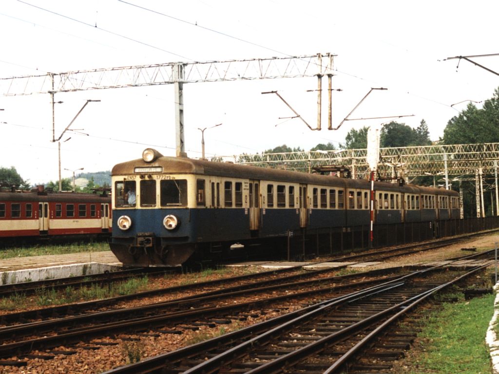 EN57-1772 mit Regionalzug 5042 Zakopane-Krakw Plaszow auf Bahnhof Chabwka am 8-8-2001. Bild und scan: Date Jan de Vries.