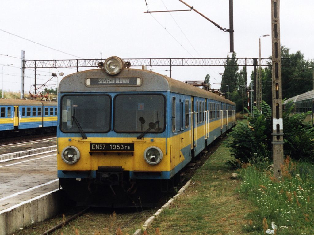 EN57-1953ra / EN57-1953s / EN57-1953rb auf Bahnhof Kostrzyn am 18-7-2005. Bild und scan: Date Jan de Vries.