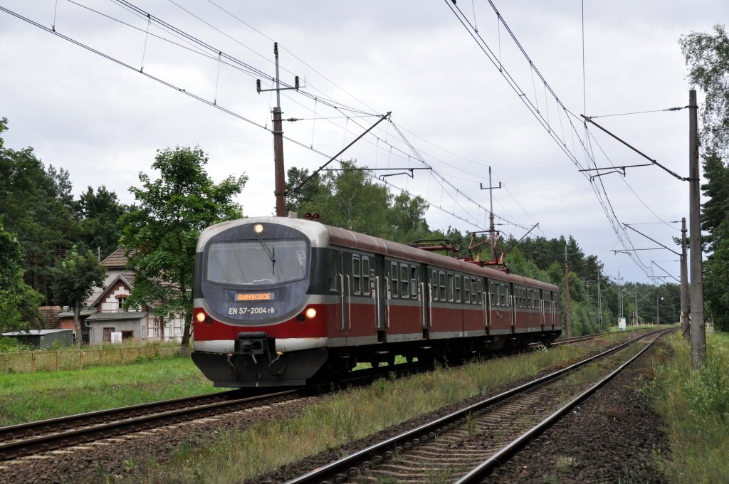 EN57 2004 bei Ładzin(Wolin) mit einer RB nach Świnoujście (10.08.2012)

