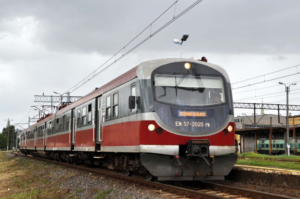 EN57 2020 bei der Einfahrt in Szczecin Port Centralny (08.08.2012)