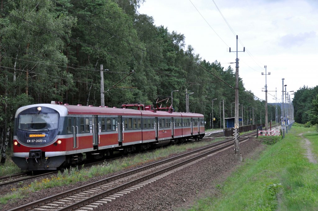 EN57 2020 beim anfahren in Ładzin(Wolin) mit einer RB nach Szczecin (10.08.2012)
