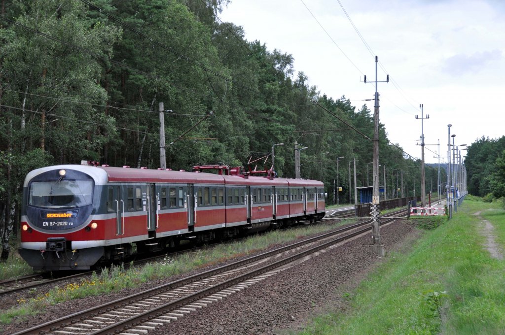 EN57 2020 beim anfahren in Ładzin(Wolin) mit einer RB nach Szczecin (10.08.2012)
