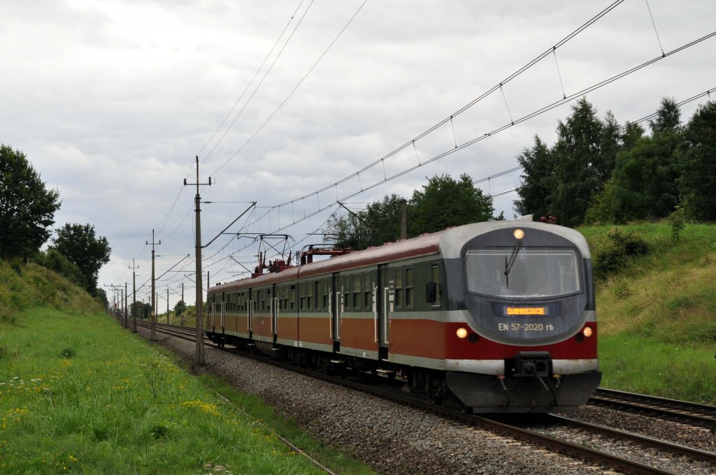 EN57 2020 zwischen Mokrzyca Wielka und Ładzin(Wolin) mit einer RB nach Świnoujście
(10.08.2012)